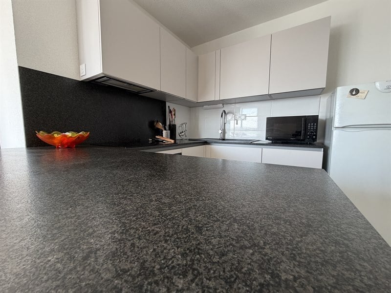 Cuisine en U moderne beige à Toulouse | Raison Home - 2