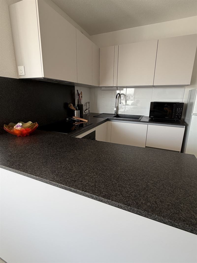 Cuisine en U moderne beige à Toulouse | Raison Home - 4