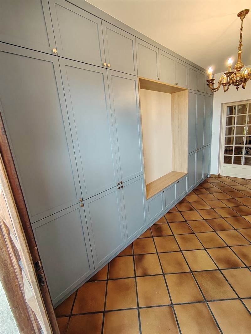 Mur complet de rangements de couleur bleue à Grisolles | Raison Home - 1