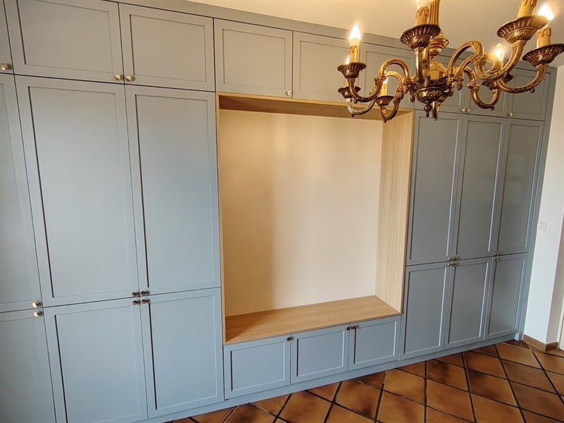 Mur complet de rangements de couleur bleue à Grisolles | Raison Home - 2