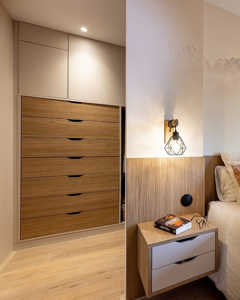 Chambre et dressing avec espace bureau de couleur bois et beige à Versailles | Raison Home - 4