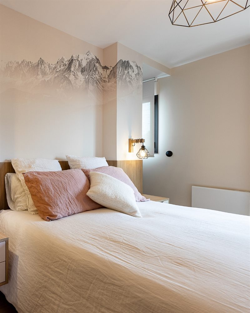 Chambre et dressing avec espace bureau de couleur bois et beige à Versailles | Raison Home - 5