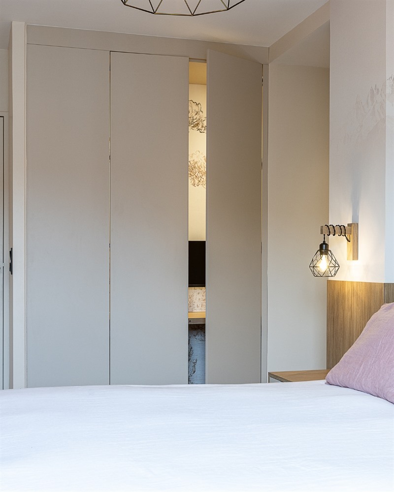 Chambre et dressing avec espace bureau de couleur bois et beige à Versailles | Raison Home - 6