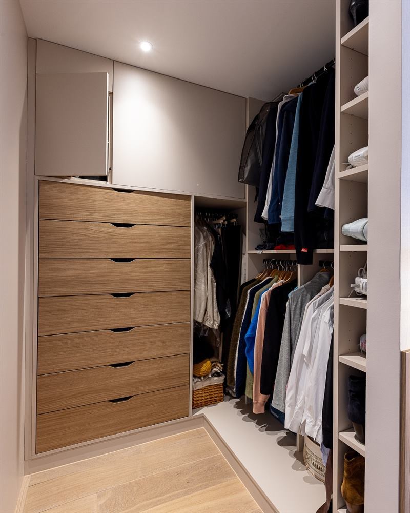 Chambre et dressing avec espace bureau de couleur bois et beige à Versailles | Raison Home - 7