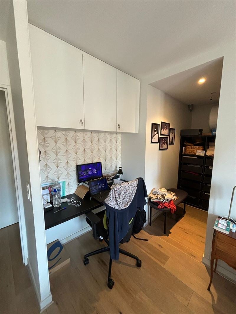 Chambre et dressing avec espace bureau de couleur bois et beige à Versailles | Raison Home - 8