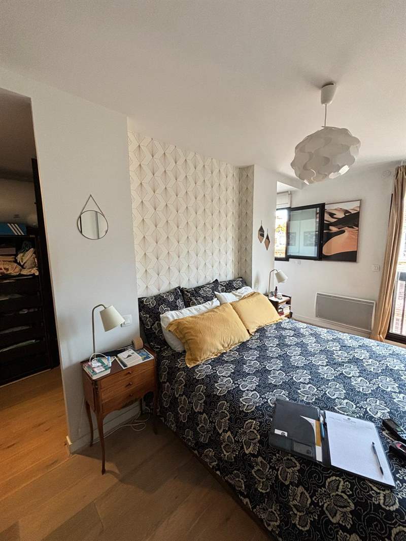 Chambre et dressing avec espace bureau de couleur bois et beige à Versailles | Raison Home - 9