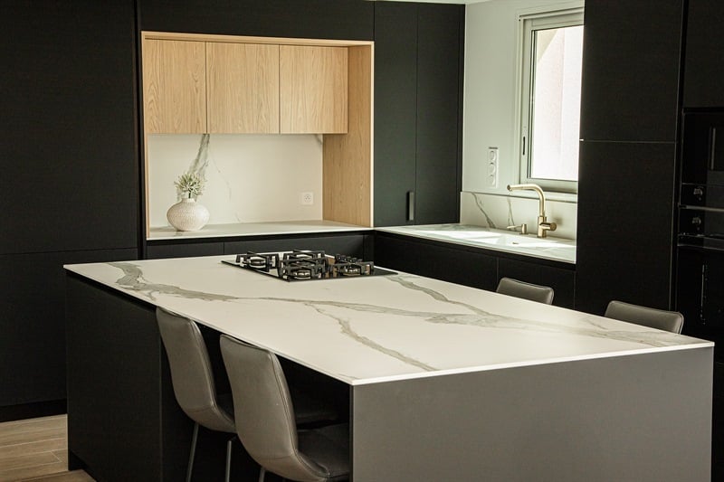 Cuisine ouverte de style moderne noir à Bonchamp-lès-Laval | Raison Home - 1