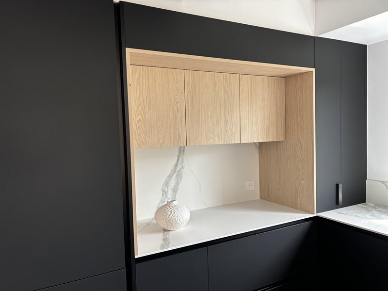 Cuisine ouverte de style moderne noir à Bonchamp-lès-Laval | Raison Home - 2