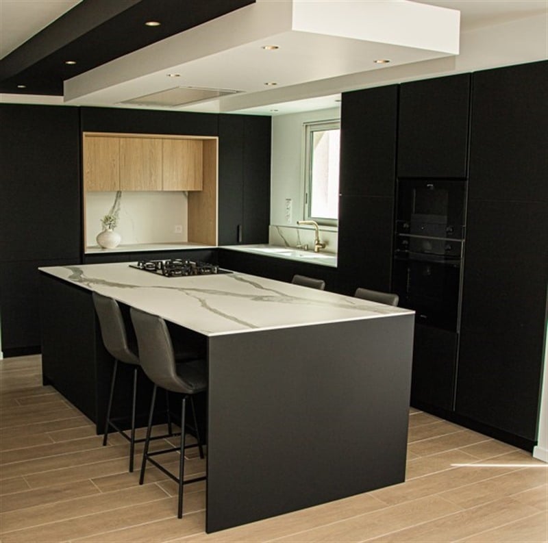 Cuisine ouverte de style moderne noir à Bonchamp-lès-Laval | Raison Home - 3