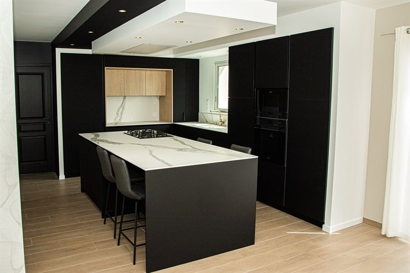Cuisine ouverte de style moderne noir à Bonchamp-lès-Laval | Raison Home - 4