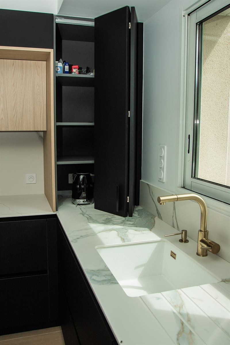 Cuisine ouverte de style moderne noir à Bonchamp-lès-Laval | Raison Home - 6