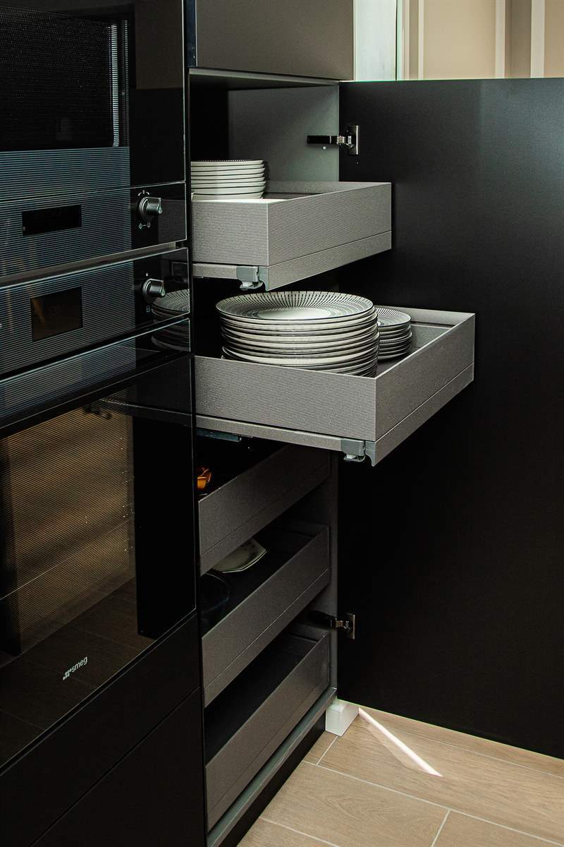 Cuisine ouverte de style moderne noir à Bonchamp-lès-Laval | Raison Home - 7