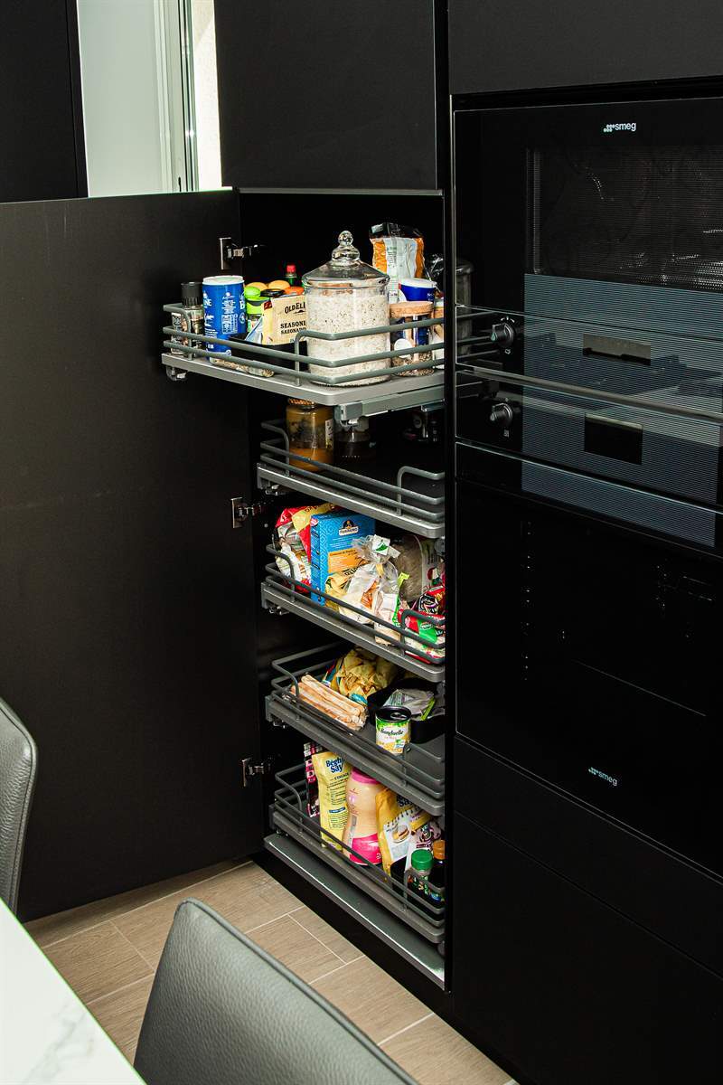 Cuisine ouverte de style moderne noir à Bonchamp-lès-Laval | Raison Home - 8