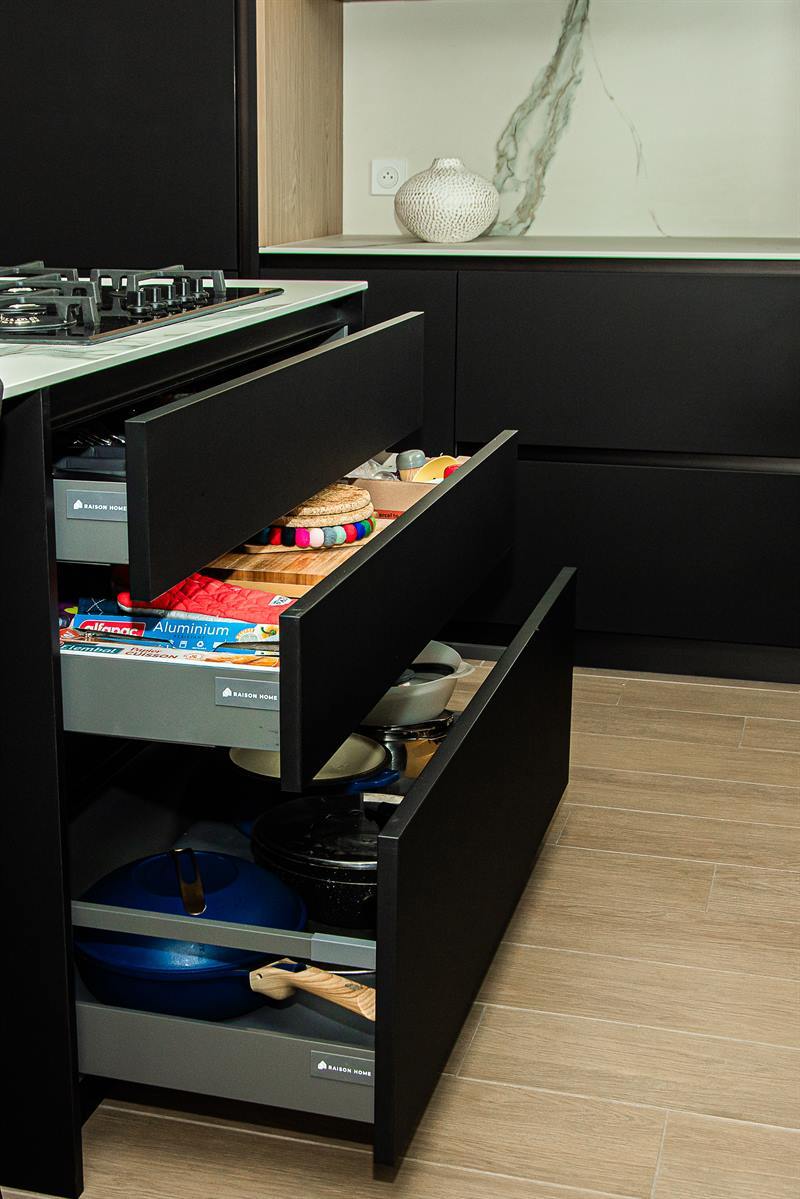 Cuisine ouverte de style moderne noir à Bonchamp-lès-Laval | Raison Home - 9