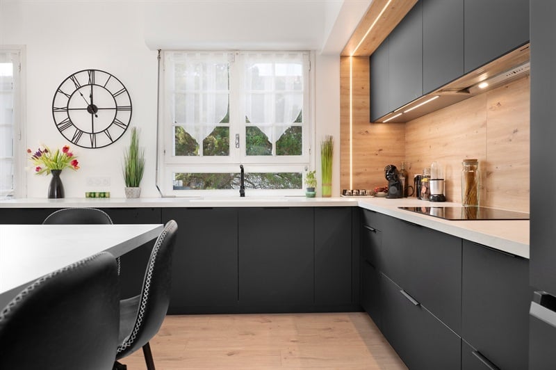 Cuisine fermée de style moderne bois, noir et blanc à St Jean | Raison Home - 2