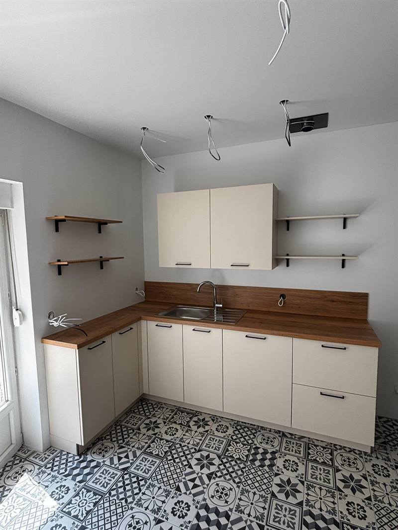 Cuisine beige avec rangements optimisés à Roubaix | Raison Home - 1