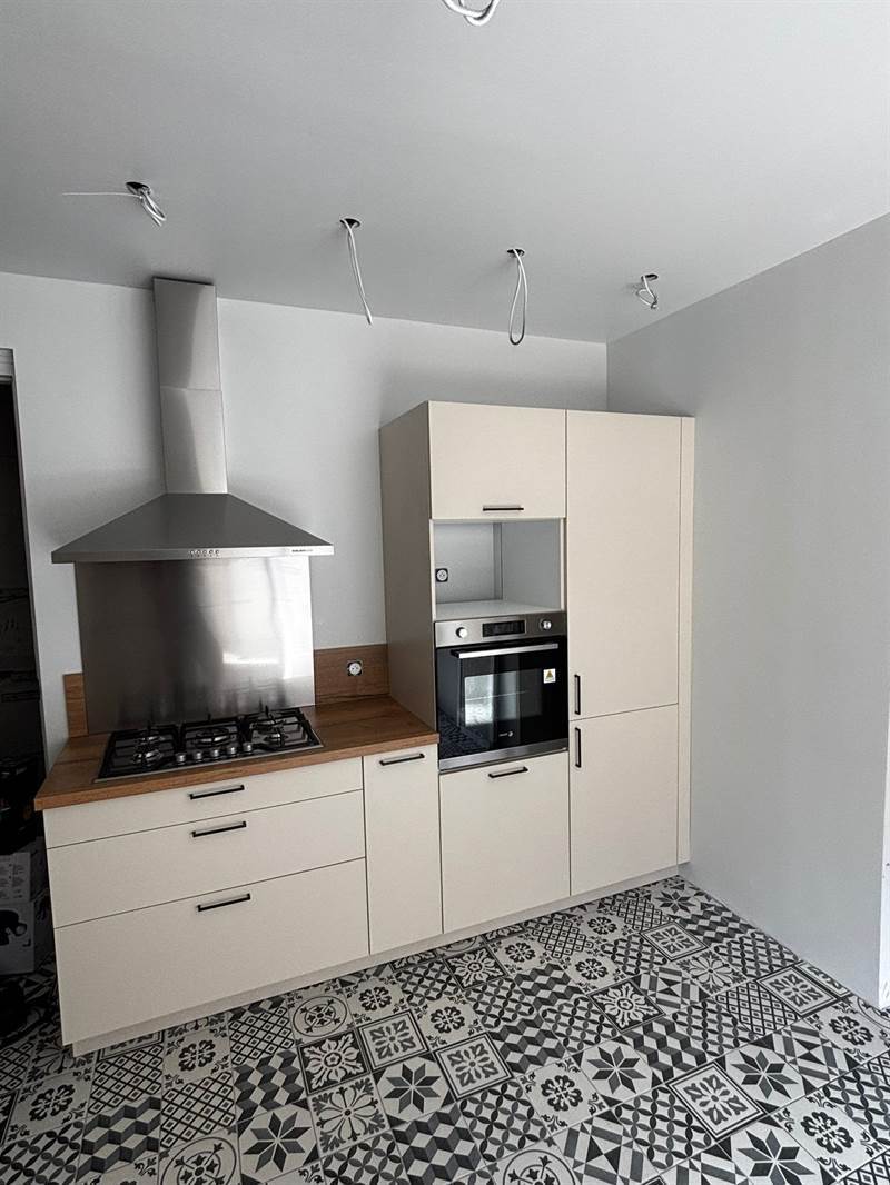 Cuisine beige avec rangements optimisés à Roubaix | Raison Home - 2