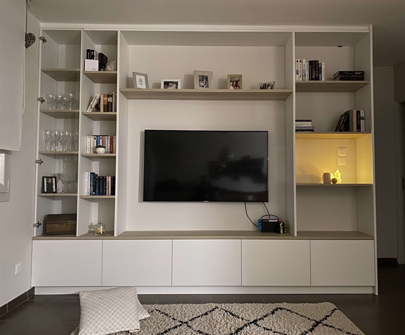 Meuble TV blanc avec rangements et déco à Lievin | Raison Home - 1
