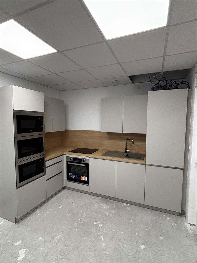 Cuisine fermée de style moderne gris à Pont A Marcq | Raison Home - 1
