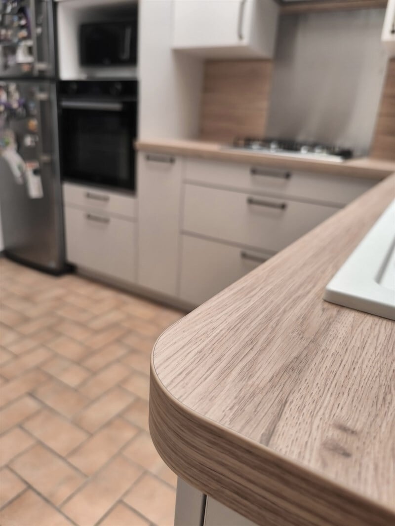 Cuisine ouverte de style moderne beige à Marcq En Baroeul | Raison Home - 2