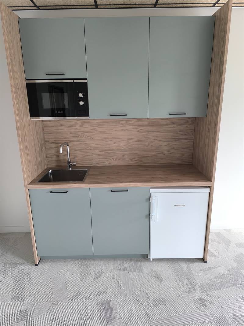 Cuisine ouverte de style moderne bois, noir et vert à Bethune | Raison Home - 3