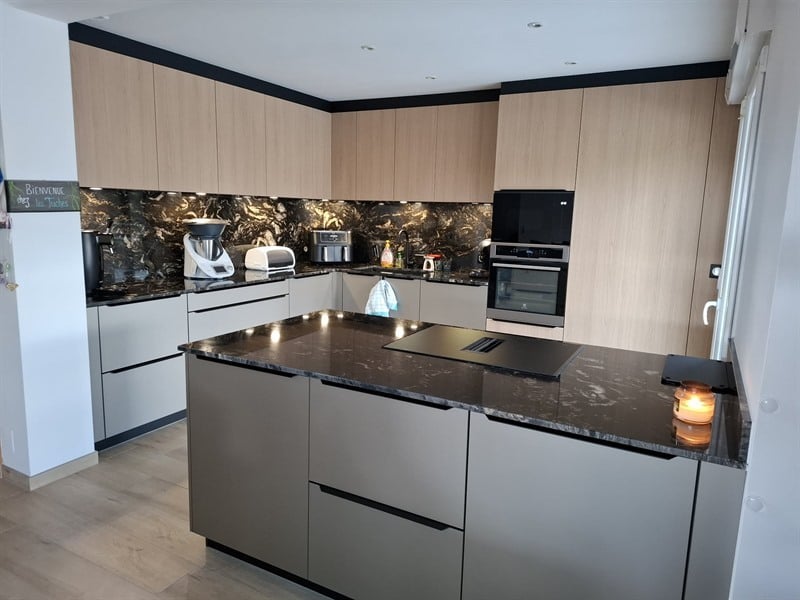 Cuisine ouverte bois, noir et beige à Secourt | Raison Home - 2