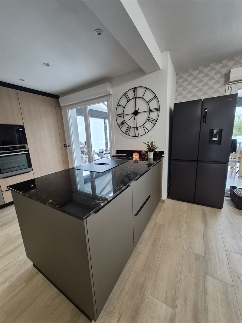 Cuisine ouverte bois, noir et beige à Secourt | Raison Home - 4