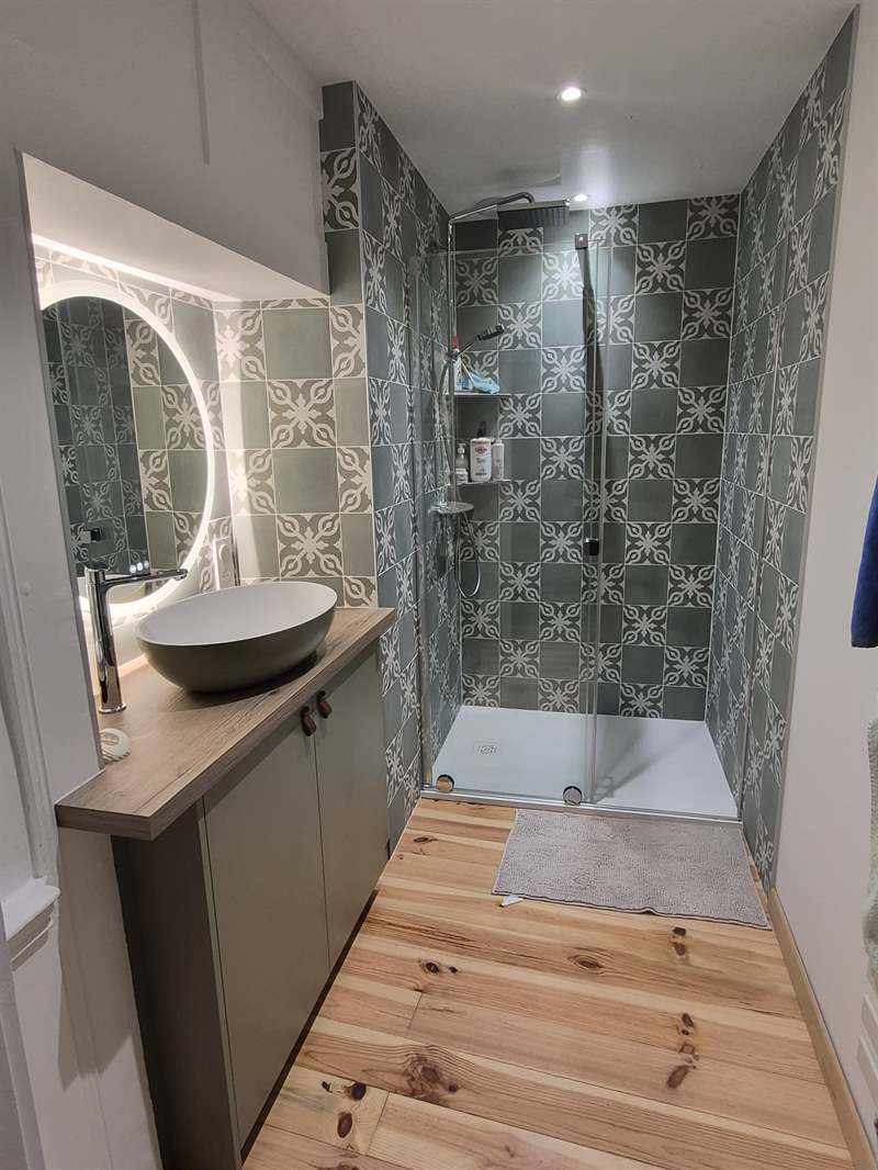 Chambre fermée de style campagne vert et marron à Bechy | Raison Home - 2