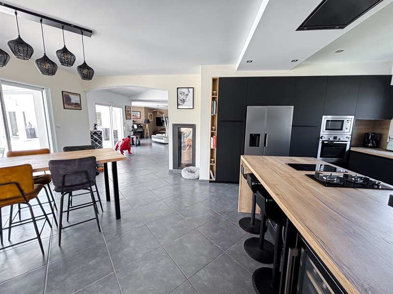 Cuisine moderne bois et noir à Quilly | Raison Home - 1