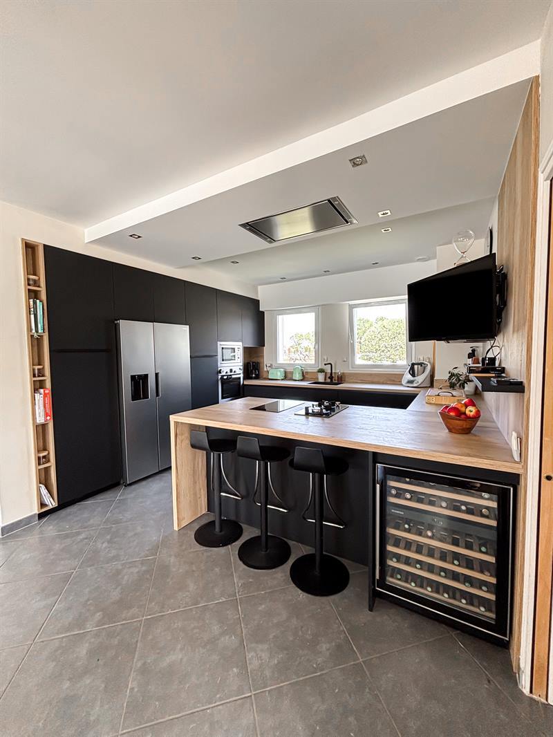 Cuisine moderne bois et noir à Quilly | Raison Home - 2