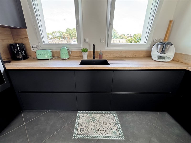 Cuisine moderne bois et noir à Quilly | Raison Home - 3