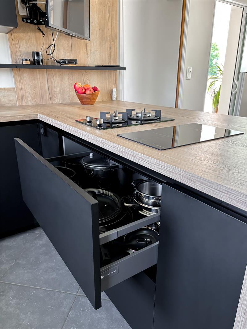 Cuisine moderne bois et noir à Quilly | Raison Home - 4