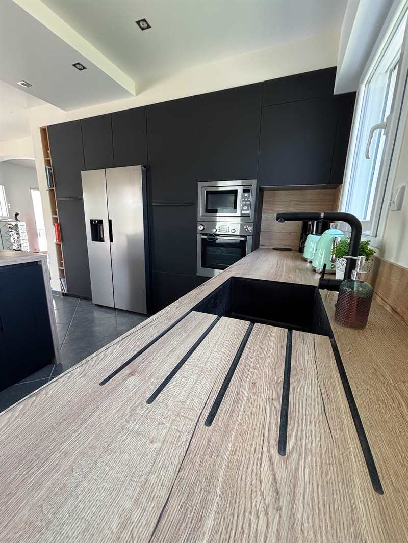 Cuisine moderne bois et noir à Quilly | Raison Home - 5