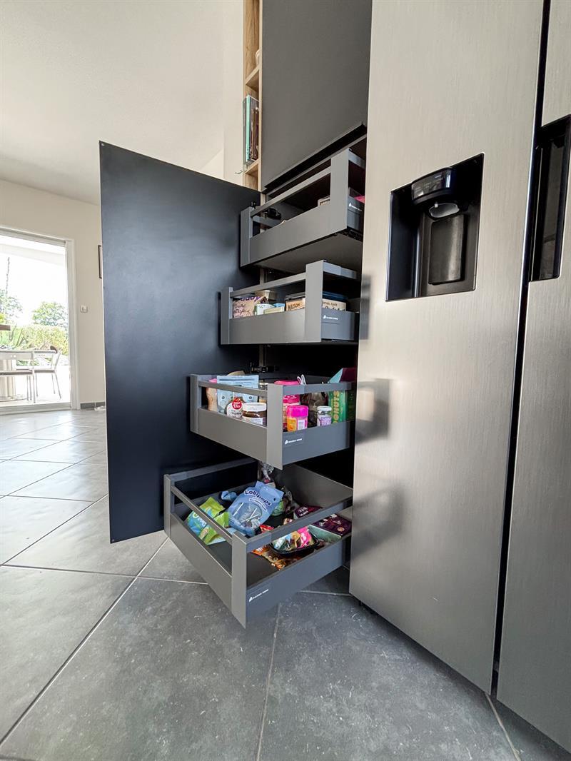 Cuisine moderne bois et noir à Quilly | Raison Home - 6