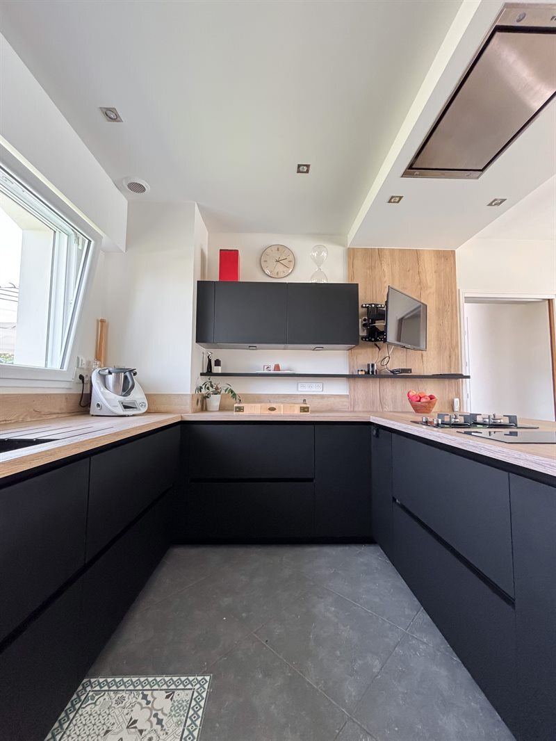 Cuisine moderne bois et noir à Quilly | Raison Home - 8