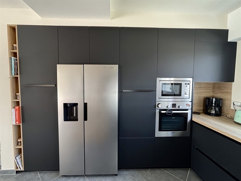 Cuisine moderne bois et noir à Quilly | Raison Home - 9