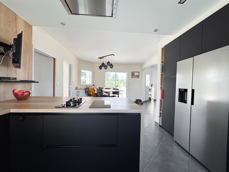 Cuisine moderne bois et noir à Quilly | Raison Home - 10
