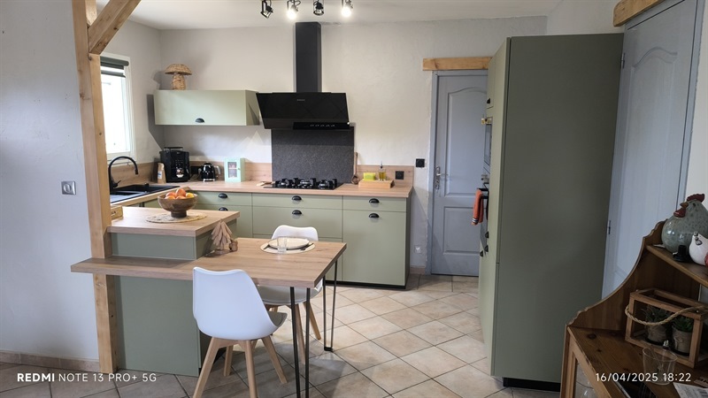 Cuisine ouverte de style nature bois et vert à Clarensac | Raison Home - 1