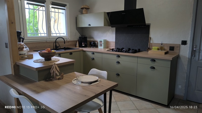 Cuisine ouverte de style nature bois et vert à Clarensac | Raison Home - 2