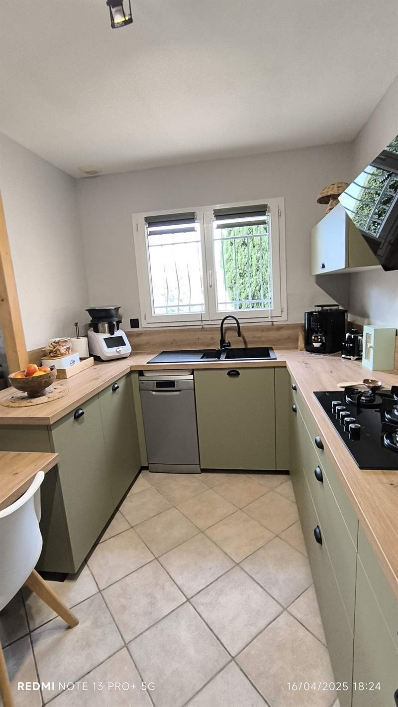 Cuisine ouverte de style nature bois et vert à Clarensac | Raison Home - 3