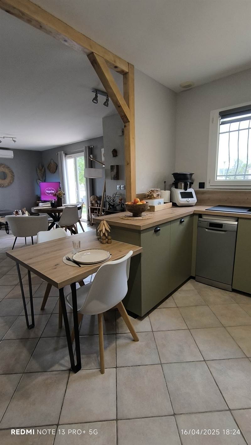 Cuisine ouverte de style nature bois et vert à Clarensac | Raison Home - 4