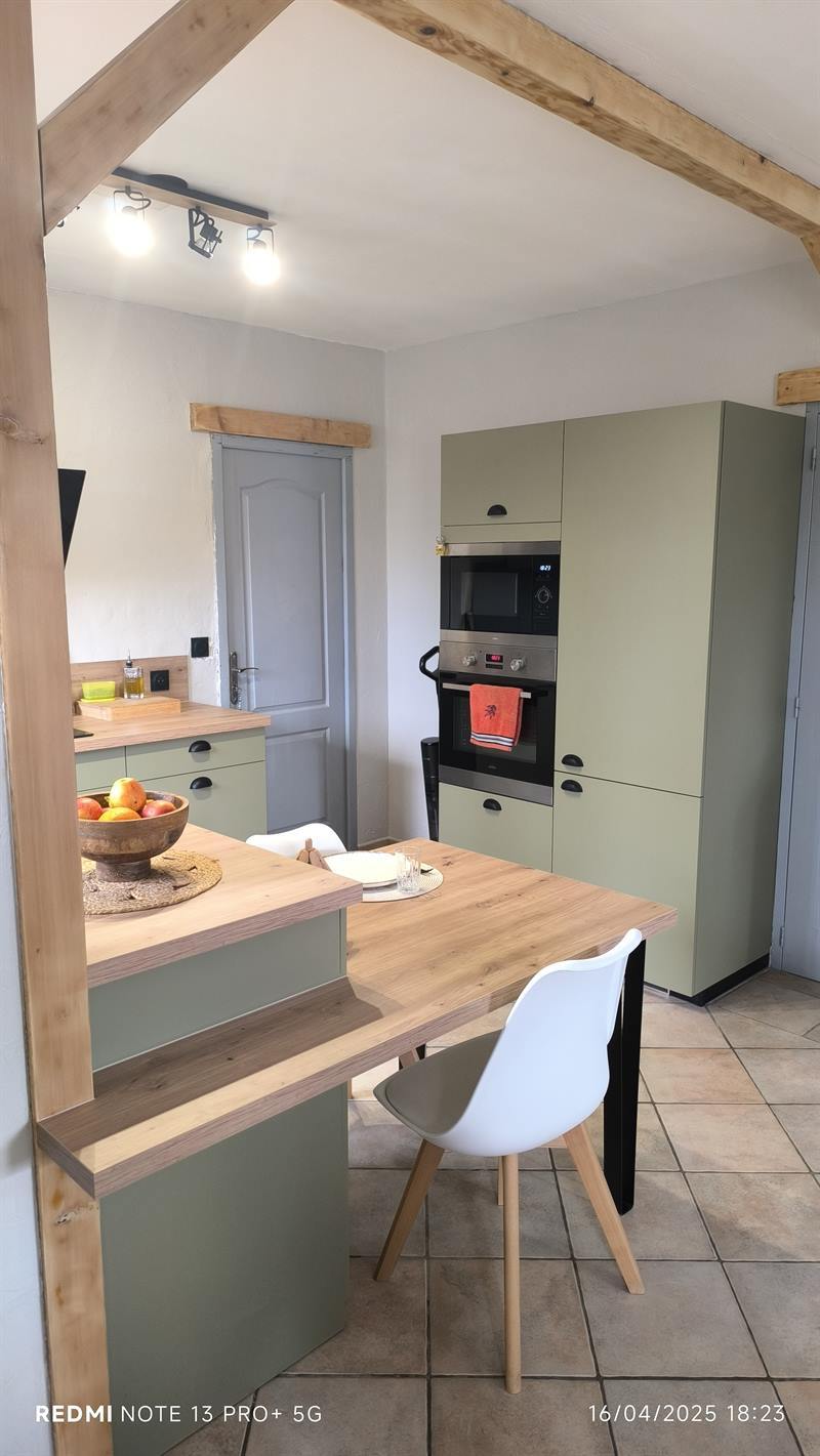 Cuisine ouverte de style nature bois et vert à Clarensac | Raison Home - 5