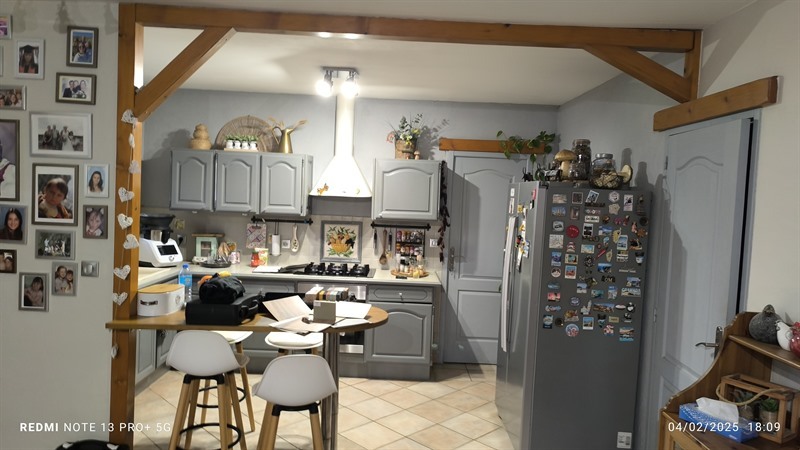 Cuisine ouverte de style nature bois et vert à Clarensac | Raison Home - 6
