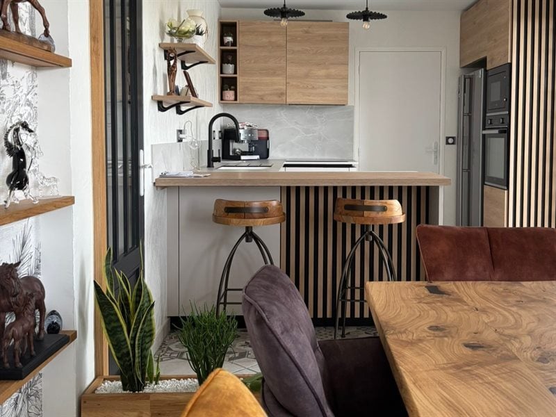 Cuisine ouverte de style nature beige aux Églises-d'Argenteuil | Raison Home - 2