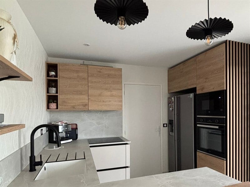 Cuisine ouverte de style nature beige aux Églises-d'Argenteuil | Raison Home - 3