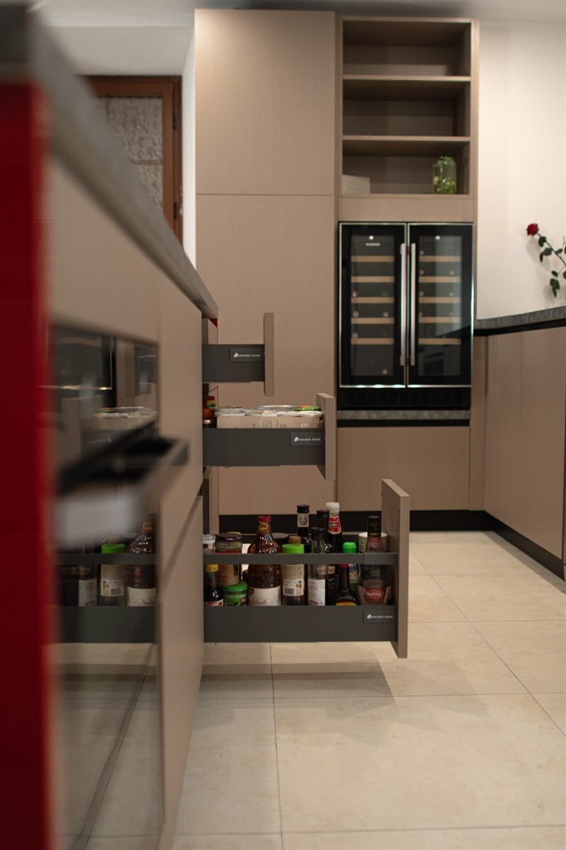 Cuisine ouverte de style moderne rouge à Coteaux-du-Blanzacais | Raison Home - 4