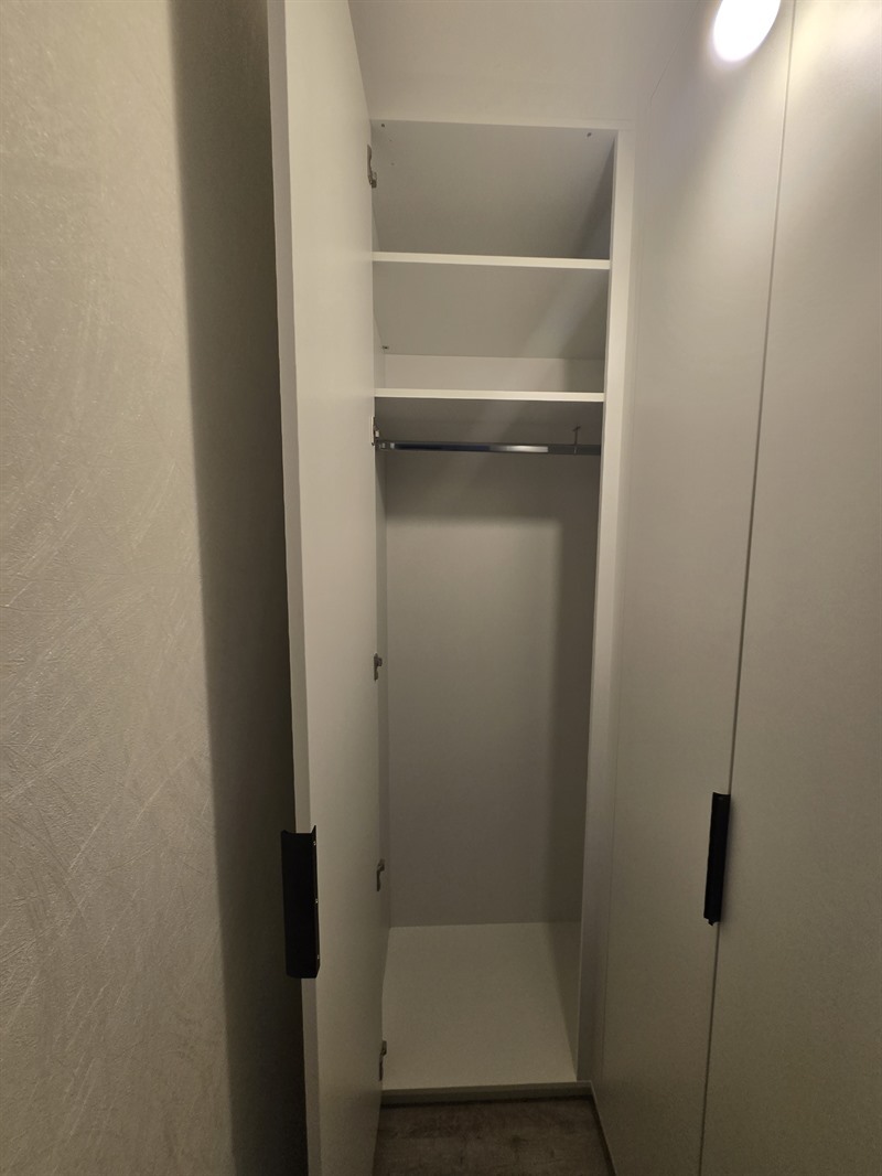 Dressing sur-mesure pour pièce étroite à Roullet-Saint-Estèphe | Raison Home - 2