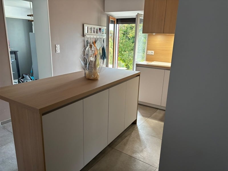 Cuisine ouverte de style moderne bois et blanc | Raison Home - 3