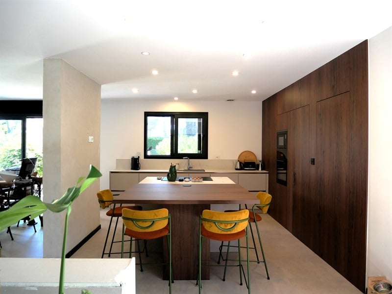 Cuisine ouverte bois et beige à Saint-Médard d'Eyrans | Raison Home - 1