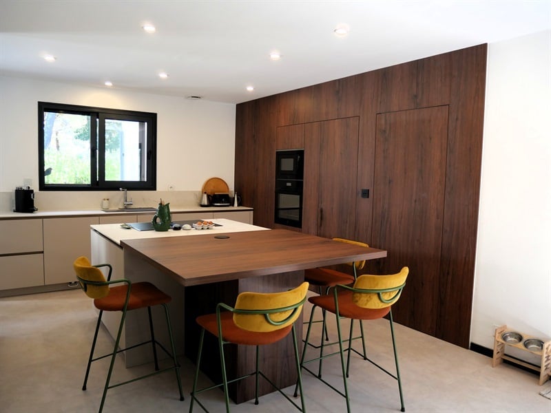 Cuisine ouverte bois et beige à Saint-Médard d'Eyrans | Raison Home - 2